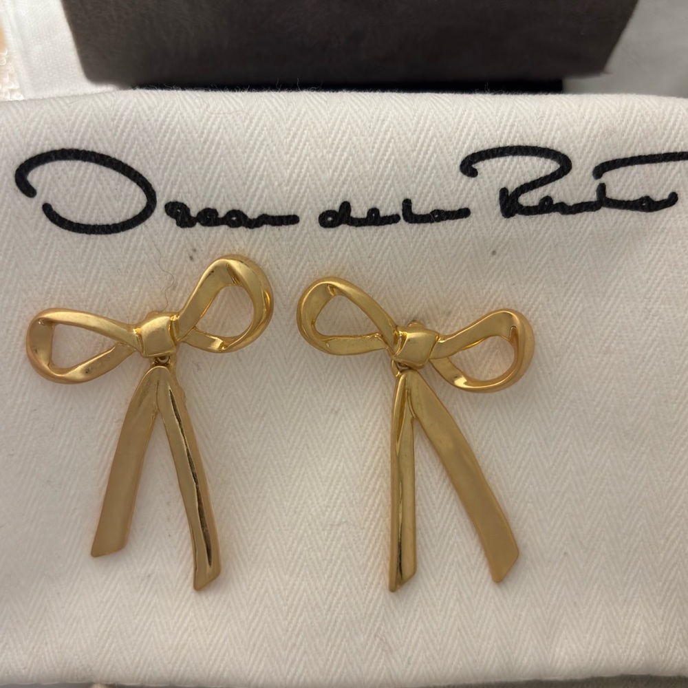 OSCAR DE LA RENTA • Simply Elegant Sculpted Mobile Vintage Bow Earrings - Picture 3 of 12